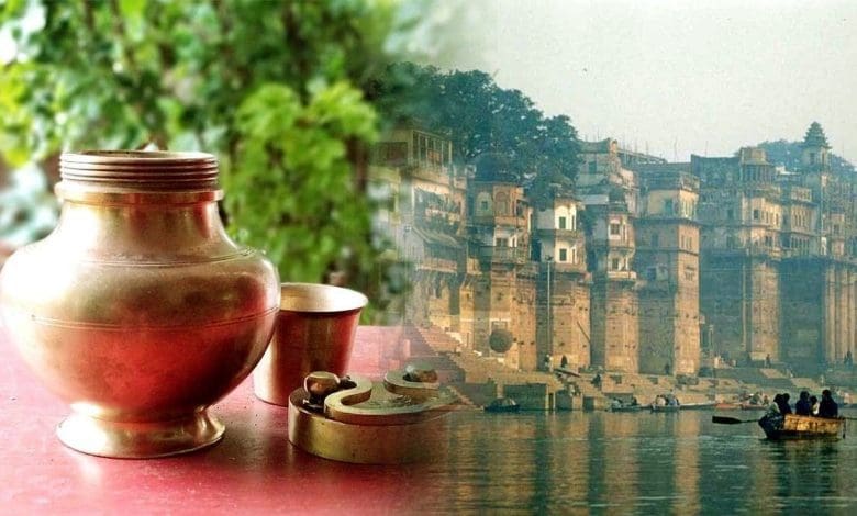 शुद्ध गंगाजल से भरा लोटा लिए एक श्रद्धालु, जो पूजा में उपयोग कर रहा है