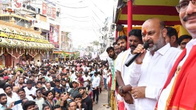 हिन्दू अपने घरों लौटें: बंडी संजय का सुरक्षा आश्वासन