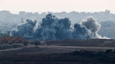 गाज़ा में एक विस्फोट के बाद धुआं उठता है, जिसे इज़राइल-गाज़ा सीमा के इज़राइली पक्ष से देखा जा सकता है।