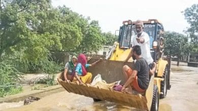 गर्भवती महिला को जेसीबी से अस्पताल ले जाने की घटना