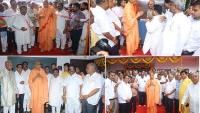 आचार्य अवधेशानंद गिरिजी द्वारा आदर्श हिंदी महाविद्यालय के नए भवन का उद्घाटन करते हुए