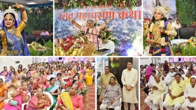 सिकंदराबाद स्थित हरियाणा भवन में भगवती देवी शंकरलाल सिग्नोडिया परिवार द्वारा आयोजित शिव महापुराण कथा के छठे दिवस कथा की महत्ता बताते हुए कथा वाचक आचार्य अमरबिहारीजी। साथ में सिग्नोडिया परिवार के सदस्य एवं भक्तजन।