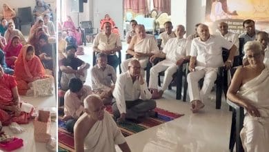 गोशामहल स्थित शंखेश्वर भवन में श्री शंखेश्वर पारसनाथ जैन संघ गोशामहल के तत्वावधान में आयोजित प्रवचन सभा को संबोधित करते बाल मुनि श्री भक्ति दर्शन विजयजी। साथ में श्रावक श्राविकाएं एवं पदाधिकारीगण।