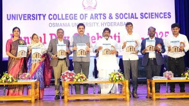 ओयू के यूनिवर्सिटी कॉलेज ऑफ आर्ट्स एंड सोशल साइंसेज के वर्षगांठ समारोह में भाग लेते उप-मुख्यमंत्री मल्लू भट्टी विक्रमार्का व अन्य।