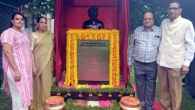 प्रतिमा स्थापना के दौरान शहीद विकास भाम्भू को श्रद्धांजलि देते हुए महावीर बैंक के चेयरमैन अशोक कोठारी, शहीद के पिता भागीरथ भाम्भू, माता सुखवंती देवी व अन्य।