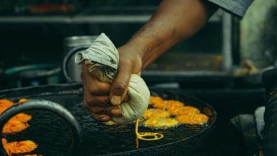 स्वास्थ्य मंत्रालय द्वारा समोसा-जलेबी जैसे भारतीय स्नैक्स में तेल और चीनी की जानकारी प्रदर्शित करने का निर्देश