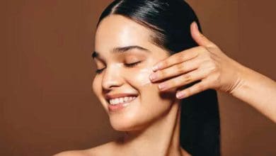 30 की उम्र के बाद भी पाएं दमकती त्वचा, अपनाएं 5 असरदार नेचुरल टिप्स: खानपान, स्किनकेयर, नींद, एक्सरसाइज और आत्मविश्वास।