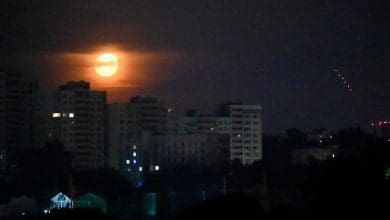 रूसी ड्रोन और मिसाइल हमले के बाद यूक्रेन के शहर लुत्स्क में क्षतिग्रस्त स्थल