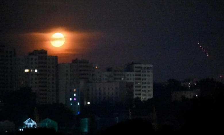 रूसी ड्रोन और मिसाइल हमले के बाद यूक्रेन के शहर लुत्स्क में क्षतिग्रस्त स्थल