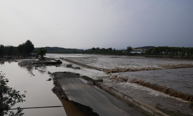 बीजिंग में बारिश और बाढ़ से तबाही, 34 लोगों की मौत