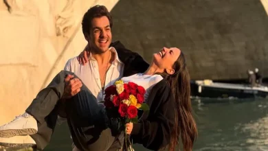 आशीष चंचलानी ने एली अवराम को बाहों में लिया, हाथ में फूलों का गुलदस्ता और रोमांटिक मुस्कान