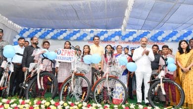 बंडी संजय ने छात्रों को निशुल्क साइकिल बांटी और विकास का संकल्प लिया