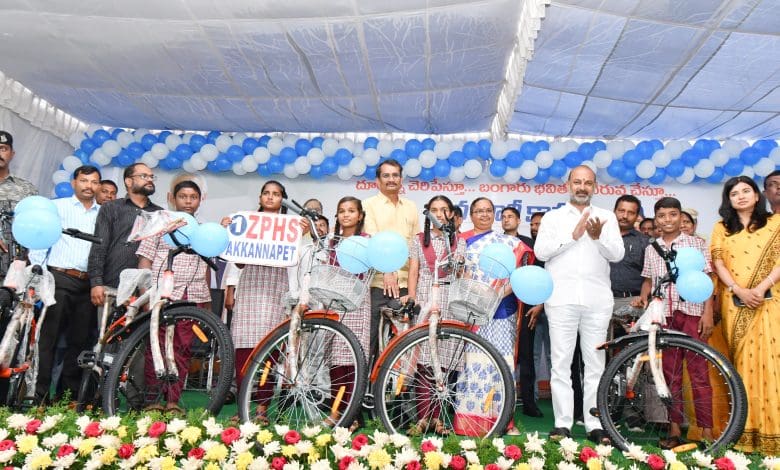 बंडी संजय ने छात्रों को निशुल्क साइकिल बांटी और विकास का संकल्प लिया