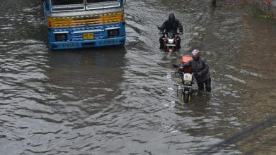 कोलकाता की सड़कों पर भारी बारिश के बाद भरा पानी और जाम होता यातायात