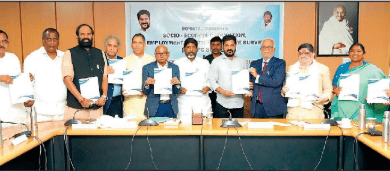 मुख्यमंत्री रेवंत रेड्डी राज्यपाल से बीसी आरक्षण अध्यादेश पर चर्चा करते हुए