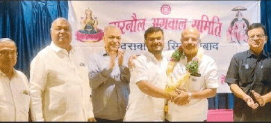 नारनौल अग्रवाल समिति की सभा में नवनिर्वाचित अध्यक्ष विजय कुमार जैन का स्वागत करते पदाधिकारी