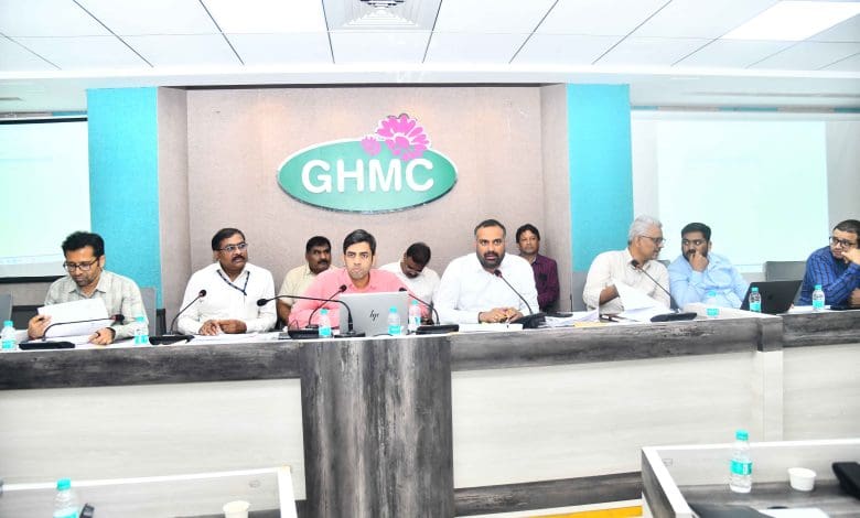 प्रॉपर्टी टैक्स वसूली, ट्रेड लाइसेंस वितरण और कोर्ट में लंबित मामलों की समीक्षा करते जीएचएमसी आयुक्त आर.वी. कर्णन।