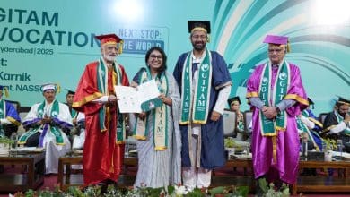 गीतम यूनिवर्सिटी दीक्षांत समारोह में छात्रों को डिग्री प्रदान करते अतिथि और कुलपति