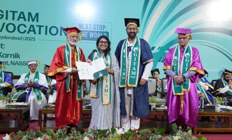 गीतम यूनिवर्सिटी दीक्षांत समारोह में छात्रों को डिग्री प्रदान करते अतिथि और कुलपति