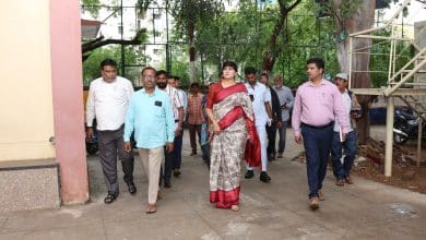 जिलाधीश ने किया दृष्टिबाधित छात्राओं का निरीक्षण