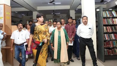 हैदराबाद की सिटी सेंटर लाइब्रेरी में सुविधाओं का निरीक्षण