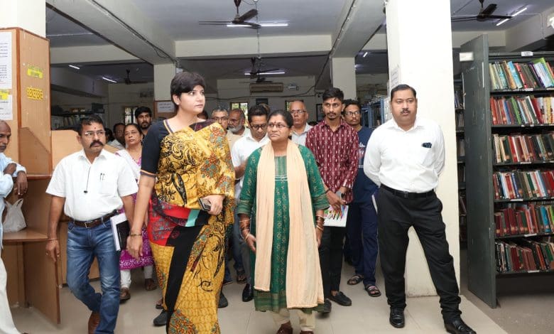 हैदराबाद की सिटी सेंटर लाइब्रेरी में सुविधाओं का निरीक्षण