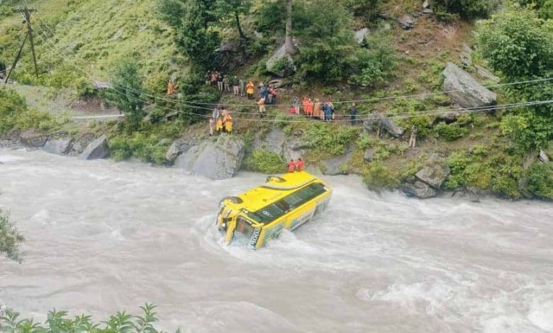गांदरबल में सिंध नदी में गिरी आईटीबीपी की बस का दृश्य