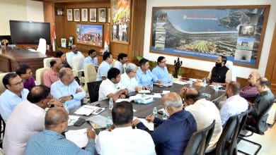 समीक्षा बैठक को संबोधित करते सिंचाई मंत्री उत्तम कुमार रेड्डी।