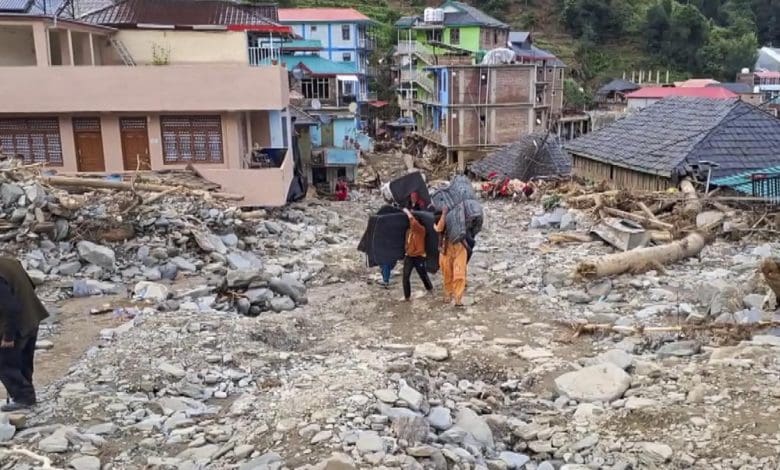 हिमाचल प्रदेश में मानसून की तबाही से प्रभावित सड़कें और राहत कार्य