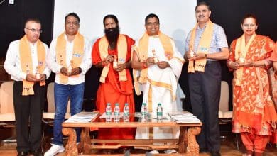 कांति गंडूष ऑयल पुलिंग का अनावरण करते स्वामी रामदेव