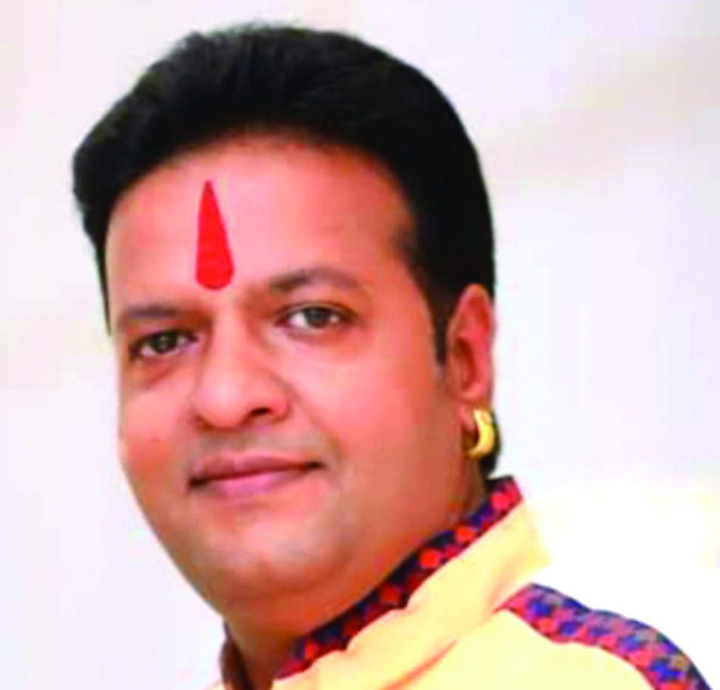 अतीत की नकारात्मकता को मिटाते हुए शांत व्यक्ति