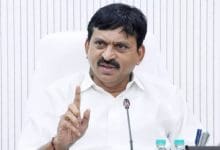 मंत्री पोंगुलेटी श्रीनिवास रेड्डी इंदिरम्मा मकान योजना पर जानकारी देते हुए