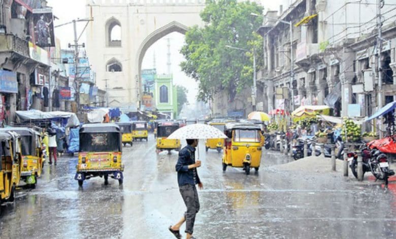तेलंगाना में भारी बारिश के दौरान भीगे हुए हैदराबाद की सड़कें