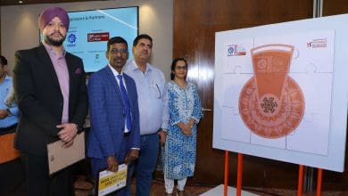 श्रीनिवास गुट्टी_संजीव साही आधिकारिक मैराथन पदक का अनावरण करते हुए दृश्य