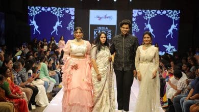 अमोघ रेड्डी अपने वनम कलेक्शन को इंडिया किड्स फैशन वीक में प्रस्तुत करते हुए