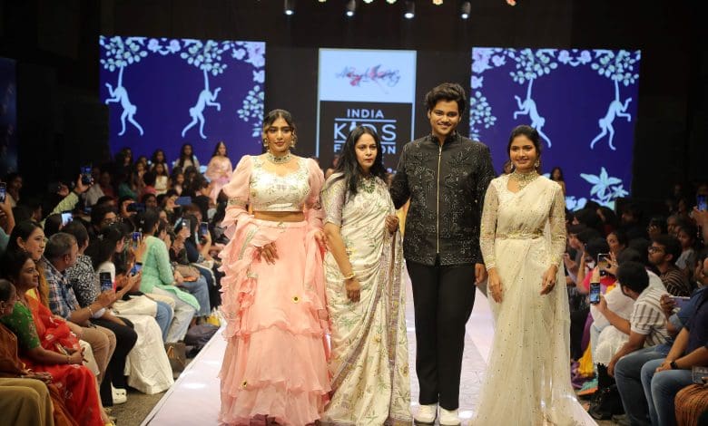अमोघ रेड्डी अपने वनम कलेक्शन को इंडिया किड्स फैशन वीक में प्रस्तुत करते हुए