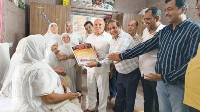 नेम समर्पण उत्सव के पोस्टर एवं बैनर का विमोचन करते नेमीचंद वडेरमुथा, प्रशांत श्रीमाल, अशोक कटारिया, संतोष लुणावत, प्रवीण नाहटा, पद्म कोठारी, दिलीप झाबक, राजीव समदडिया एवं आतिश श्रीमाल। कार्यक्रम में पधारने की साध्वी सुलोचनाश्रीजी आदि ठाणा, ललितप्रभसागरजी म.सा. से विनती करते आयोजकगण।