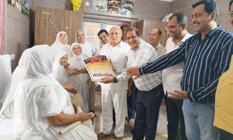 नेम समर्पण उत्सव के पोस्टर एवं बैनर का विमोचन करते नेमीचंद वडेरमुथा, प्रशांत श्रीमाल, अशोक कटारिया, संतोष लुणावत, प्रवीण नाहटा, पद्म कोठारी, दिलीप झाबक, राजीव समदडिया एवं आतिश श्रीमाल। कार्यक्रम में पधारने की साध्वी सुलोचनाश्रीजी आदि ठाणा, ललितप्रभसागरजी म.सा. से विनती करते आयोजकगण।