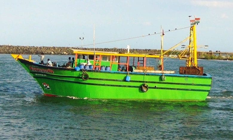 श्रीलंकाई नौसेना द्वारा जब्त भारतीय मछुआरों की नाव।