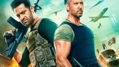 त्रतिक रोशन और जूनियर एनटीआर की फिल्म 'वॉर 2' के ऐक्शन सीन में दमदार संघर्ष का चित्रण।