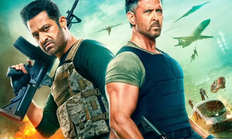 त्रतिक रोशन और जूनियर एनटीआर की फिल्म 'वॉर 2' के ऐक्शन सीन में दमदार संघर्ष का चित्रण।