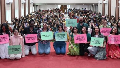 मासिक धर्म जागरूकता और प्लास्टिक मुक्त उत्पादों की जानकारी देती छात्राएँ