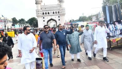 जीएचएमसी कमिश्नर द्वारा चारमीनार क्षेत्र में सरदार महल और पुराने बस स्टैंड का निरीक्षण करते हुए अधिकारीगण