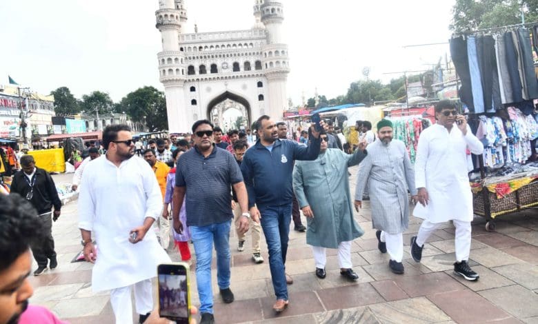 जीएचएमसी कमिश्नर द्वारा चारमीनार क्षेत्र में सरदार महल और पुराने बस स्टैंड का निरीक्षण करते हुए अधिकारीगण