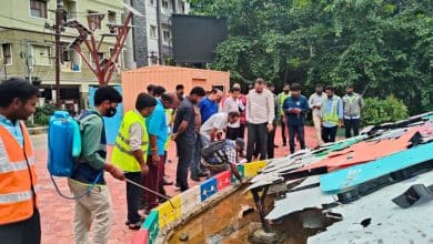 GHMC आयुक्त आर. वी. कर्णन कुकटपल्ली जोन में स्वच्छता और स्वास्थ्य निरीक्षण करते हुए