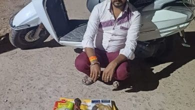 अफीम के साथ गिरफ्तार आरोपी और जब्त सामान की तस्वीर