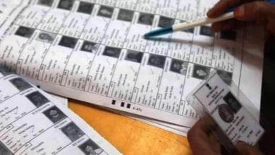 वोटर लिस्ट पुनरीक्षण दस्तावेज विवाद की तस्वीर