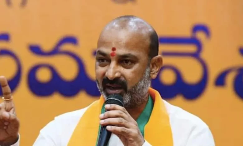 बंडी संजय मीडिया को संबोधित करते हुए बयान देते हुए