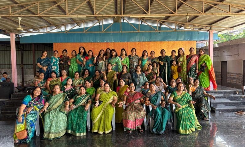 सावन मिलन समारोह में नारी सौंदर्य और भक्ति का संगम