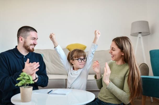 बचपन की तारीफें आत्मविश्वास की नींव रखती हैं